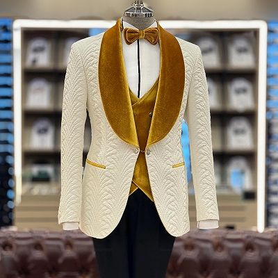 Mick Classical White Jacquard Three Pieces Wedding Suit With Gold Velvet Lapel_2