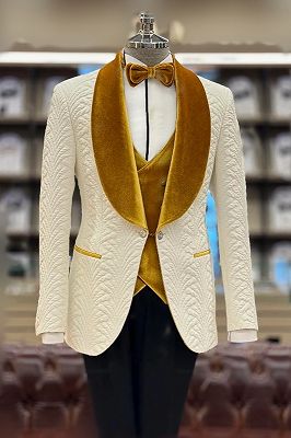 Mick Classical White Jacquard Three Pieces Wedding Suit With Gold Velvet Lapel_1