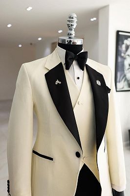 Robert Off White Notched Lapel Three Pieces Prom Suits